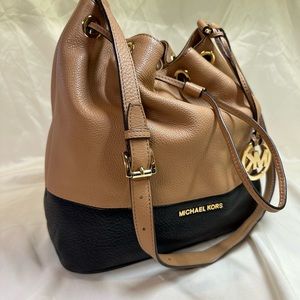 Michael Kors bucket hobo crossbody handbag in classic tan and black